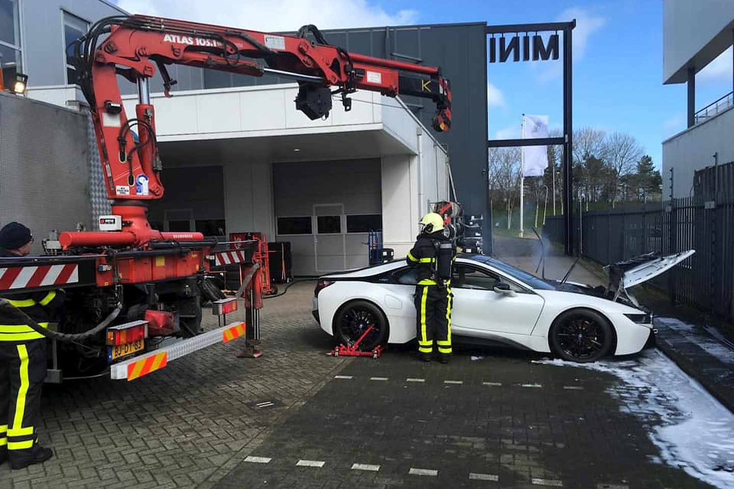 Klicka på bilden för större storlek  Namn:	        BMW-i8-Fire-Water-Netherlands-4915A.jpg Visningar:	50 Storlek:	348,7 kB ID:     	53969