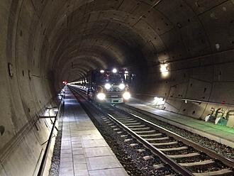 Klicka på bilden för större storlek

Namn:	        7010 i tunnel.jpg
Visningar:	440
Storlek:	570,2 kB
ID:     	41633